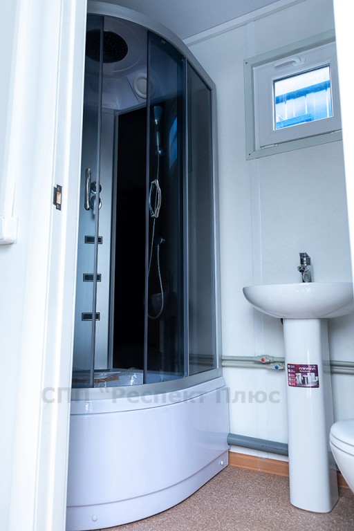 Житловий блок-контейнер оснащений душовою кімнатою, бойлером, унітазом, умивальником із змішувачем та гігієнічним душем.